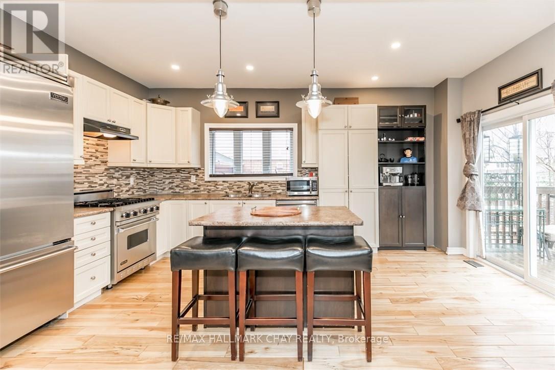 11 Oakmont Avenue, Oro-Medonte, Ontario  L0L 2L0 - Photo 7 - S12118318