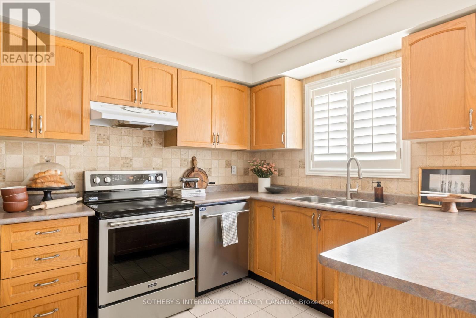 52 Red Cedar Crescent, Brampton, Ontario  L6R 1A7 - Photo 6 - W12038753