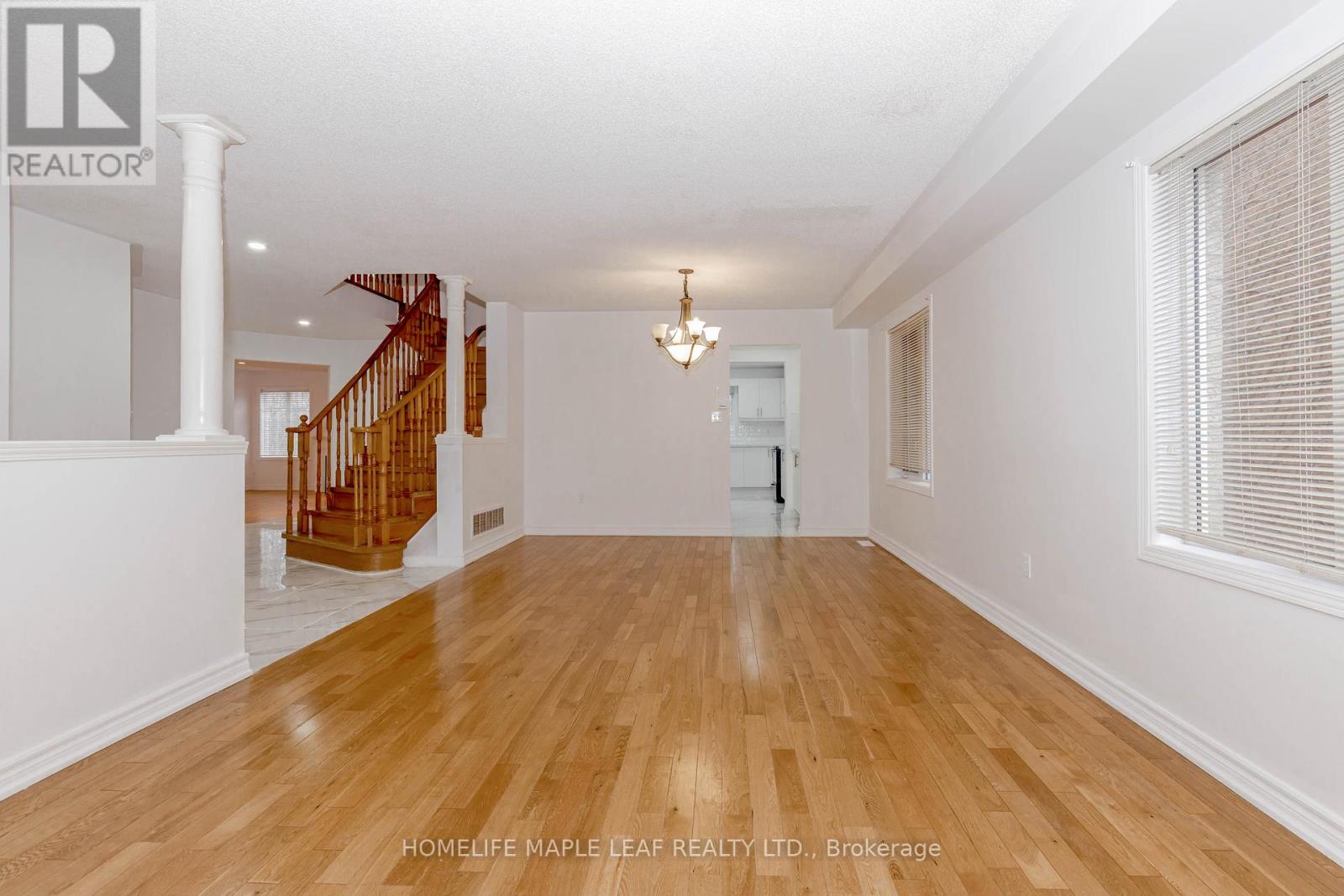 72 Dunvegan Crescent, Brampton, Ontario  L7A 2Y1 - Photo 6 - W12148757
