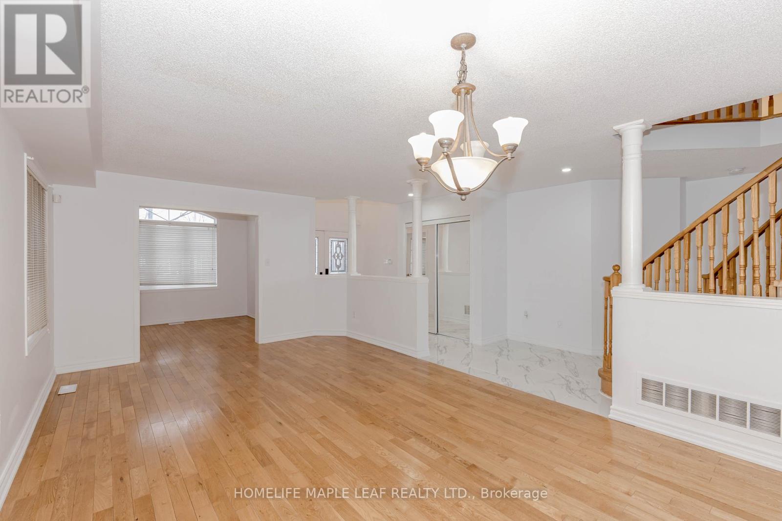 72 Dunvegan Crescent, Brampton, Ontario  L7A 2Y1 - Photo 5 - W12148757