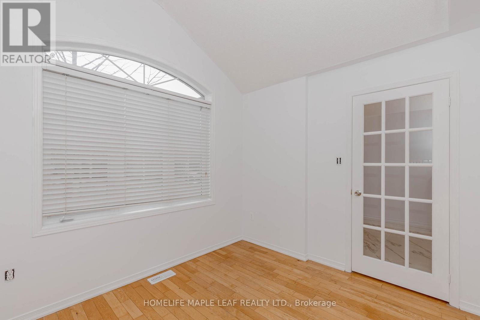 72 Dunvegan Crescent, Brampton, Ontario  L7A 2Y1 - Photo 4 - W12148757