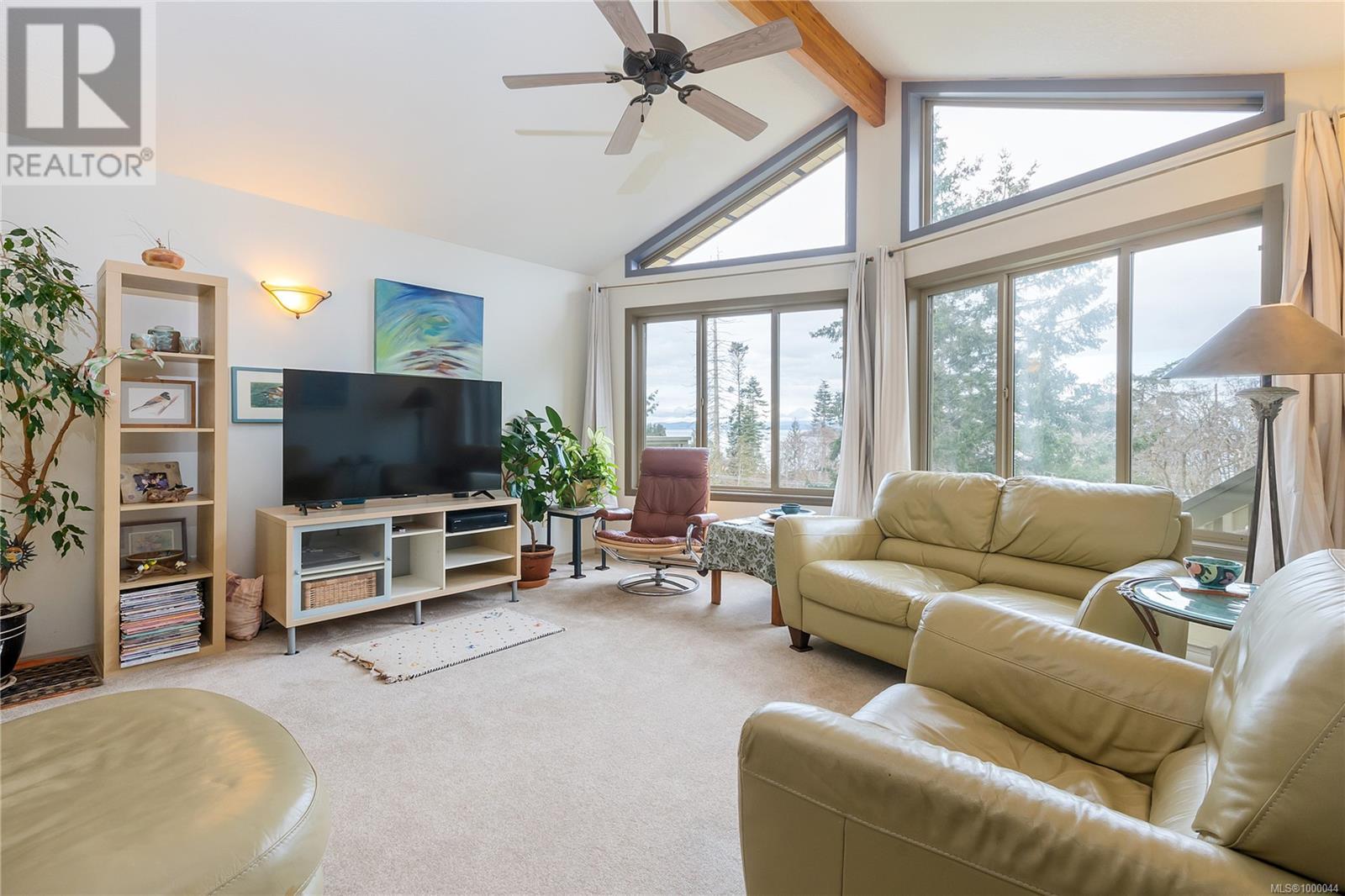 Property at 3122 Dolphin Dr image 2