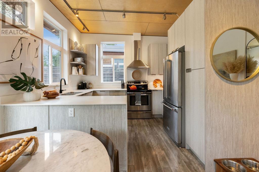 Property at 890 TROWER LANE image 3
