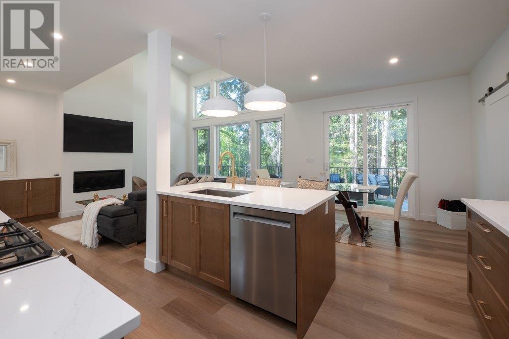 1127 Malcolm Creek Road, Roberts Creek, British Columbia  V0N 2W3 - Photo 6 - R2972061