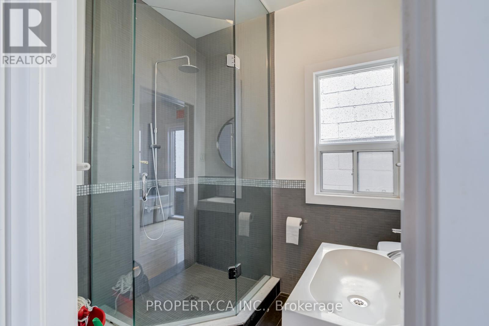 Upper - 205 Augusta Avenue, Toronto, Ontario  M5T 2L4 - Photo 19 - C12150157