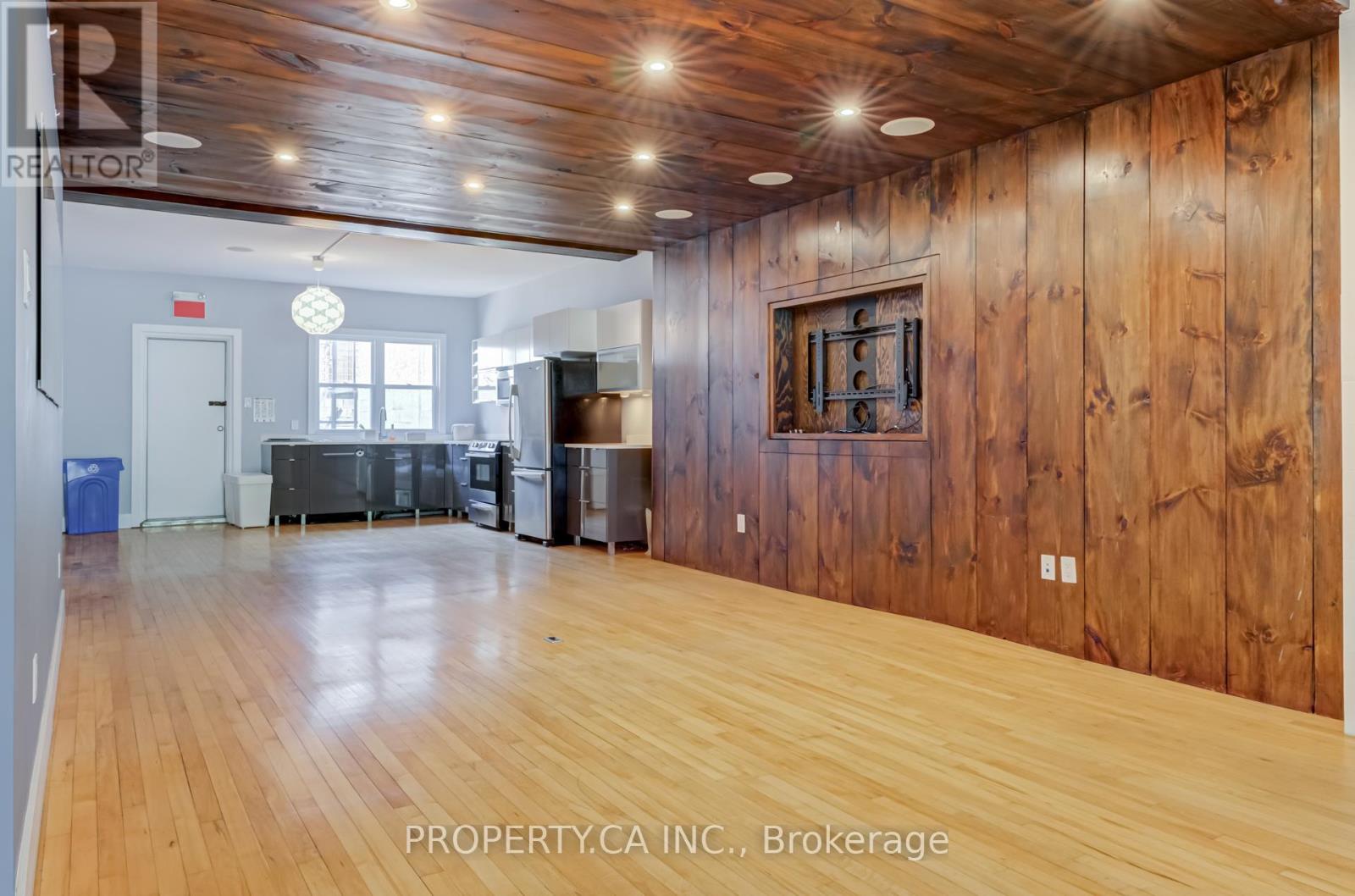 Upper - 205 Augusta Avenue, Toronto, Ontario  M5T 2L4 - Photo 9 - C12150157
