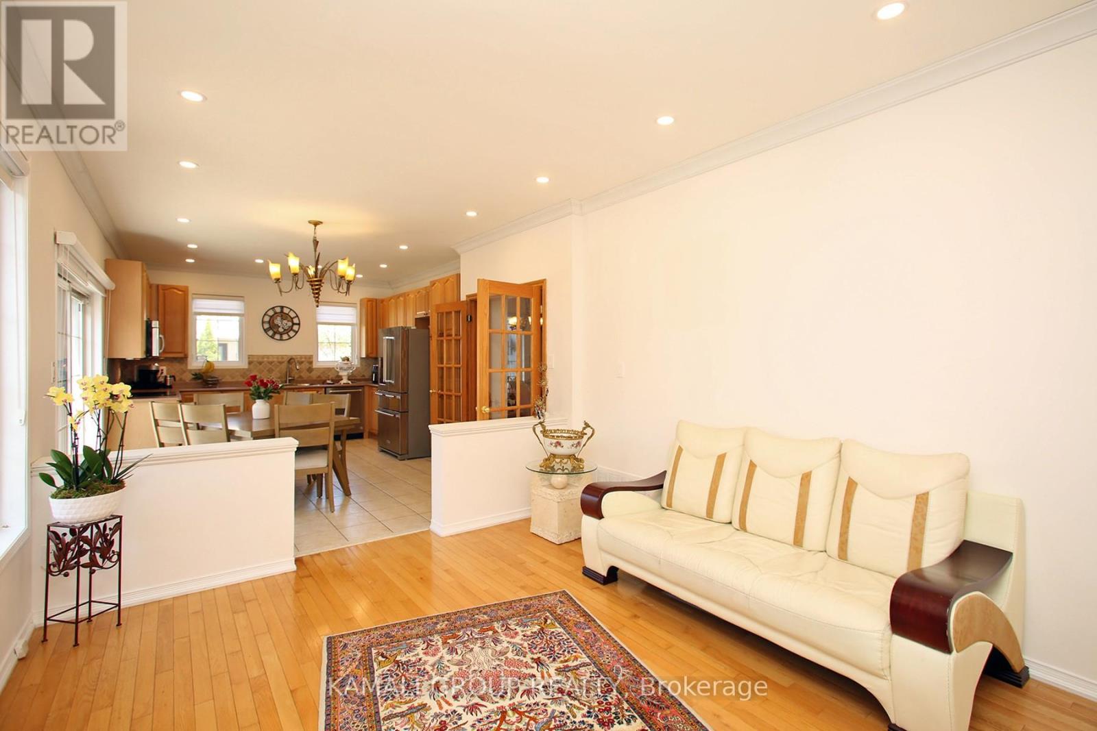 6 Glenis Gate, Richmond Hill, Ontario  L4E 4C4 - Photo 8 - N12150002
