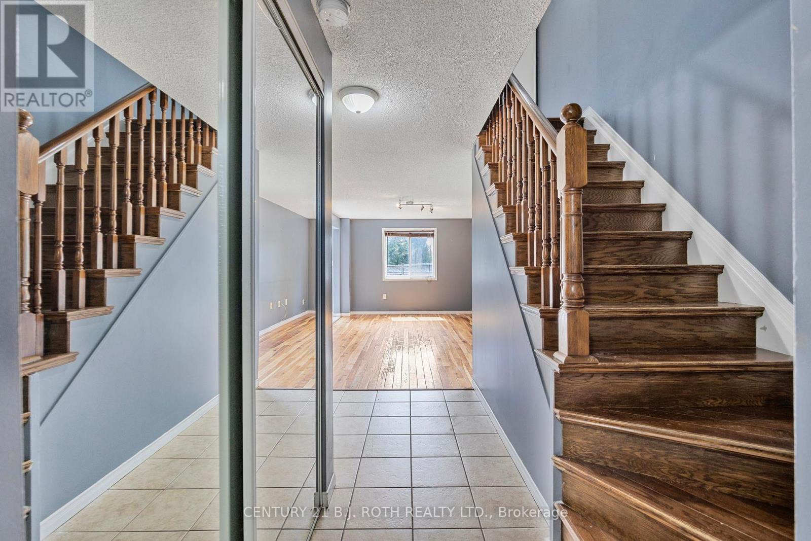 23 Clute Crescent, Barrie, Ontario  L4N 8S5 - Photo 3 - S12150059