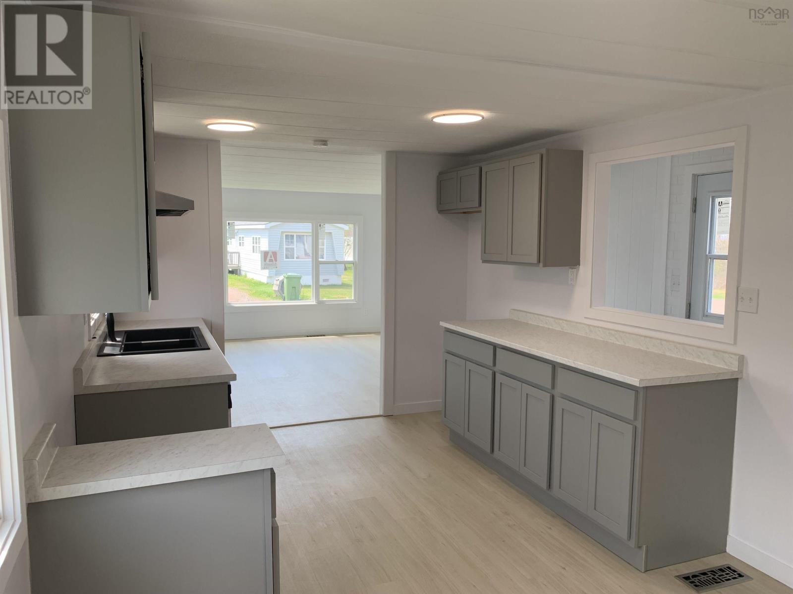 Property at 8 Avalon Court image 4