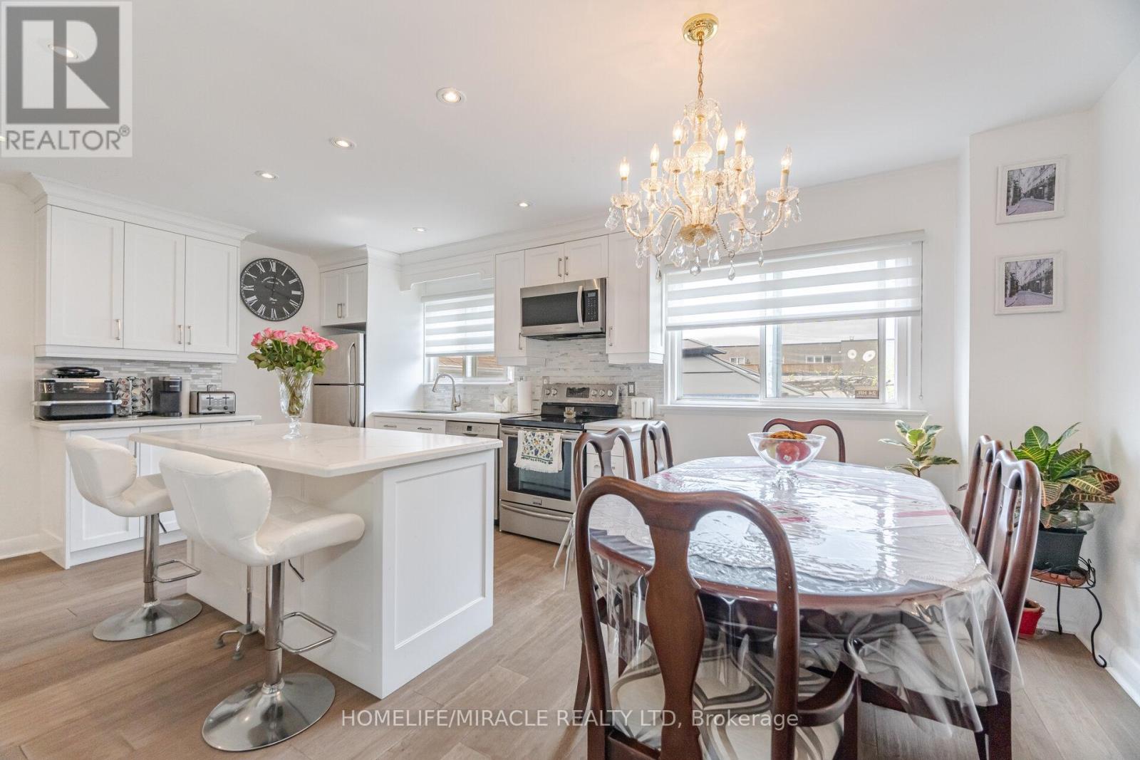 11 Arrowsmith Avenue, Toronto, Ontario  M6M 2W8 - Photo 12 - W12150033