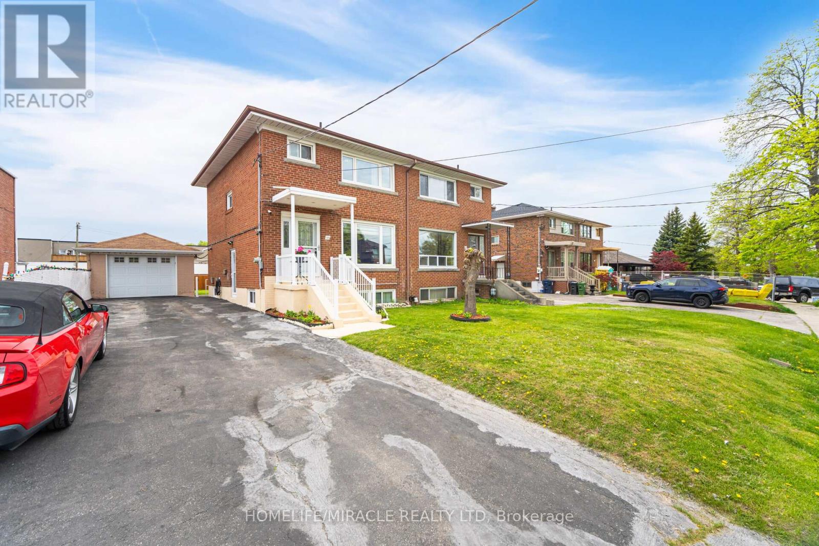 11 Arrowsmith Avenue, Toronto, Ontario  M6M 2W8 - Photo 3 - W12150033