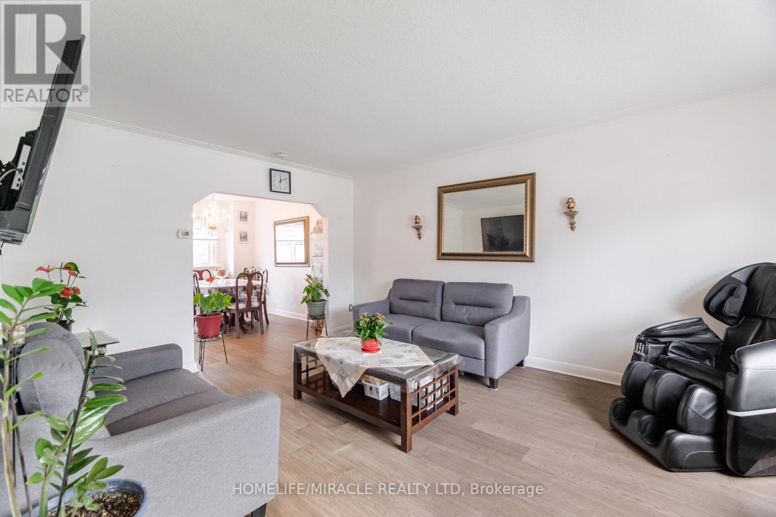 11 Arrowsmith Avenue, Toronto, Ontario  M6M 2W8 - Photo 7 - W12150033