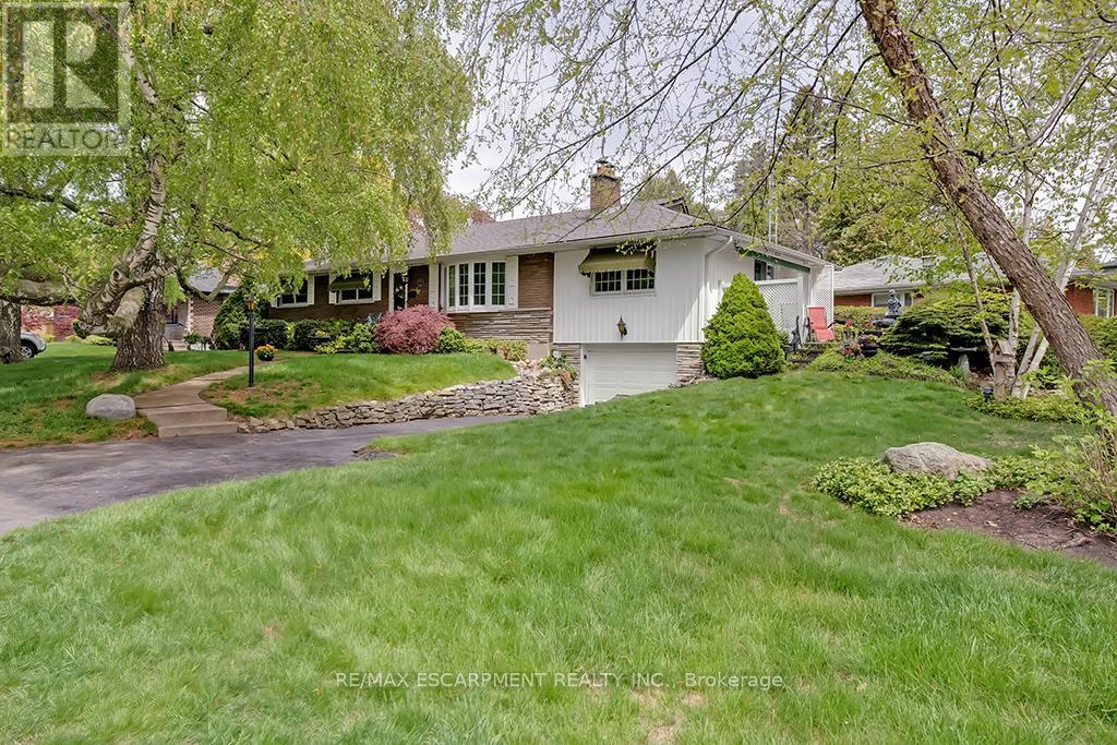 327 Strathcona Drive, Burlington, Ontario  L7L 2E2 - Photo 1 - W12150145