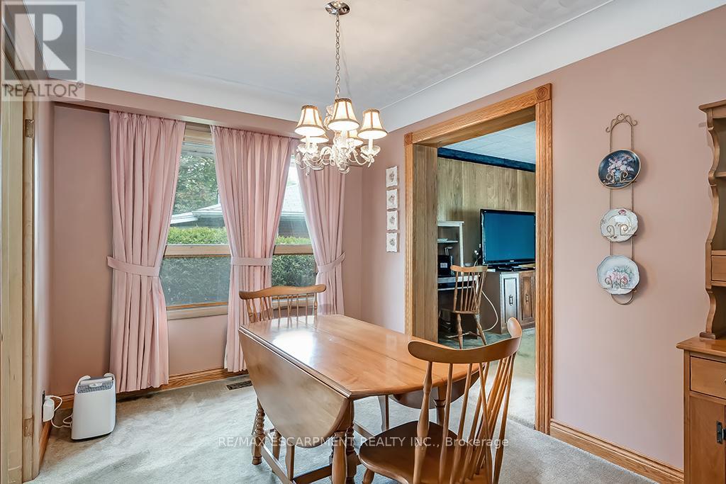 327 Strathcona Drive, Burlington, Ontario  L7L 2E2 - Photo 11 - W12150145
