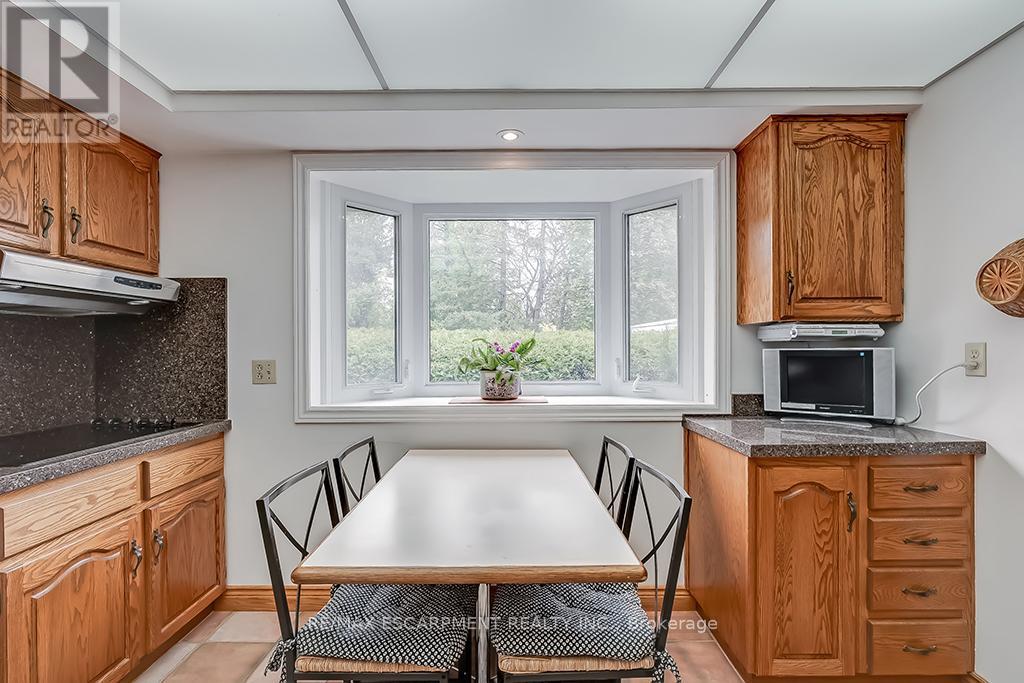 327 Strathcona Drive, Burlington, Ontario  L7L 2E2 - Photo 17 - W12150145