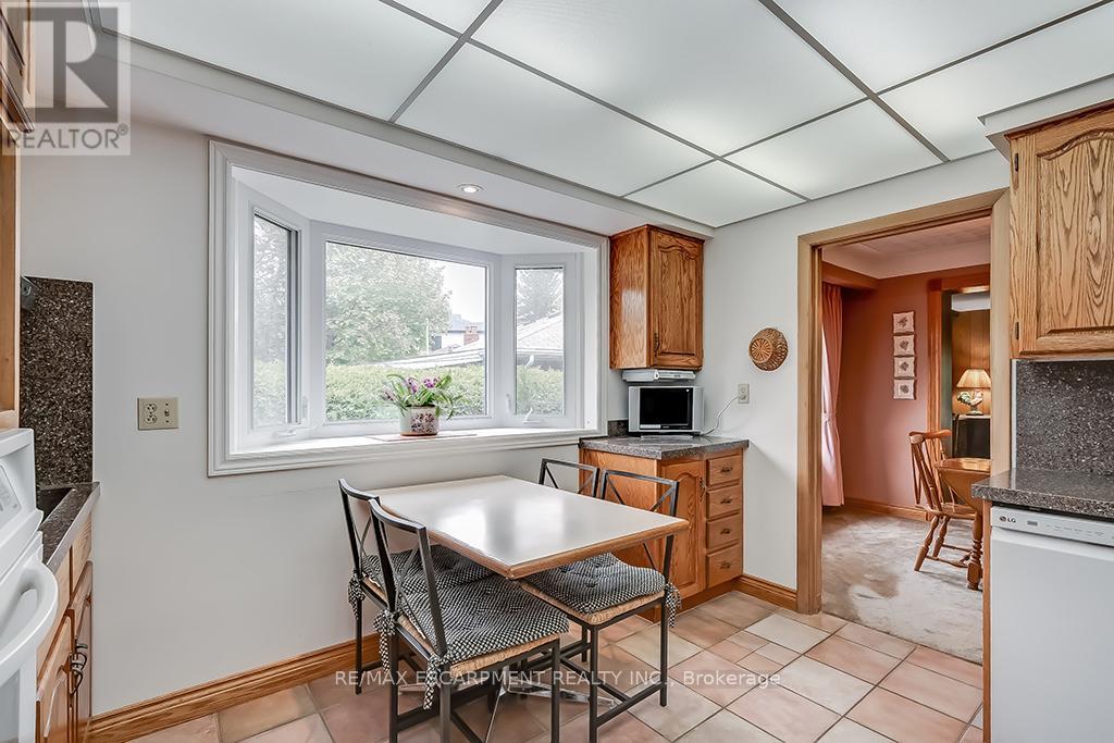 327 Strathcona Drive, Burlington, Ontario  L7L 2E2 - Photo 19 - W12150145