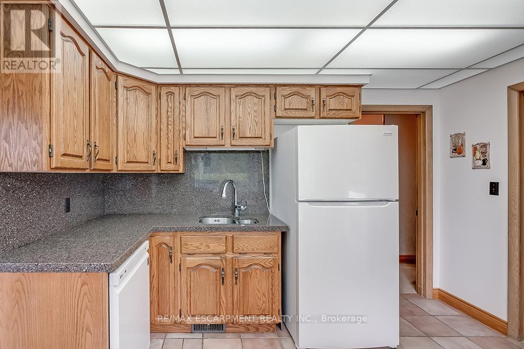 327 Strathcona Drive, Burlington, Ontario  L7L 2E2 - Photo 21 - W12150145