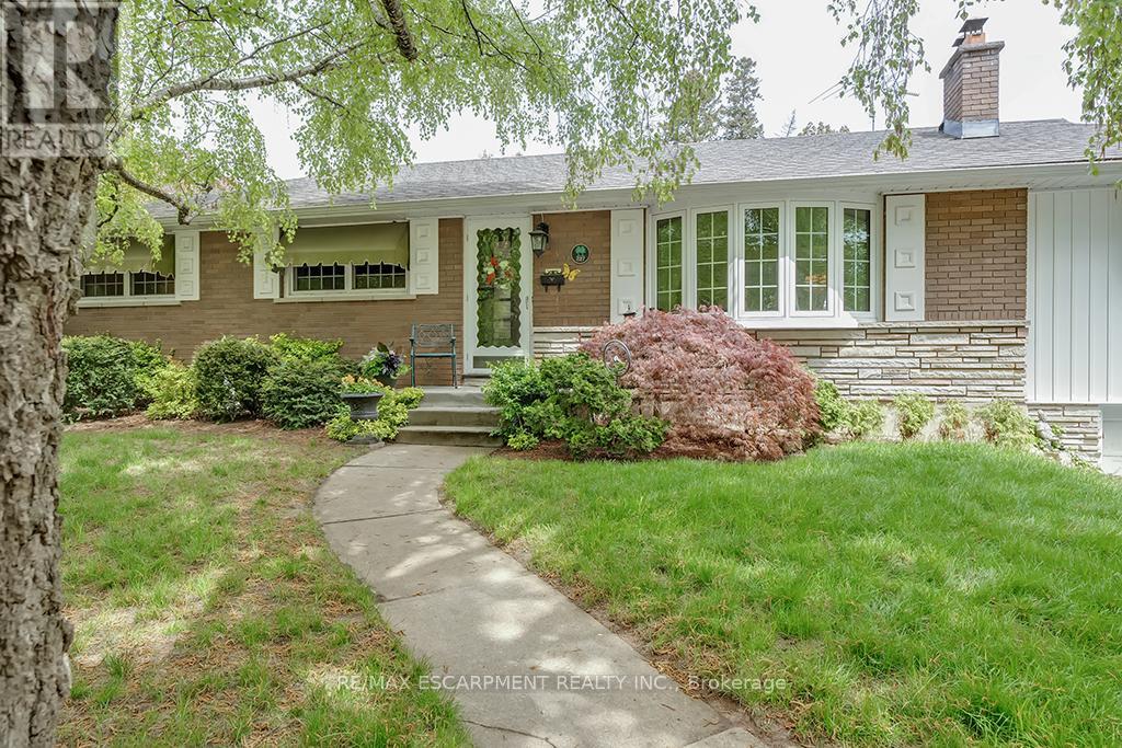 327 Strathcona Drive, Burlington, Ontario  L7L 2E2 - Photo 3 - W12150145