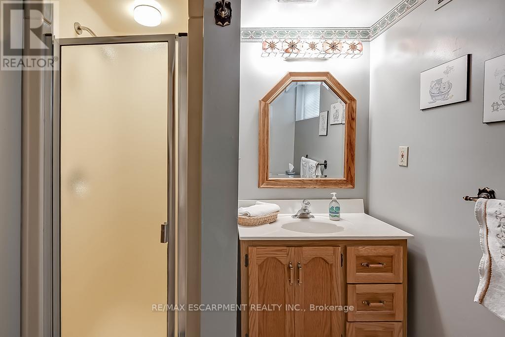 327 Strathcona Drive, Burlington, Ontario  L7L 2E2 - Photo 33 - W12150145
