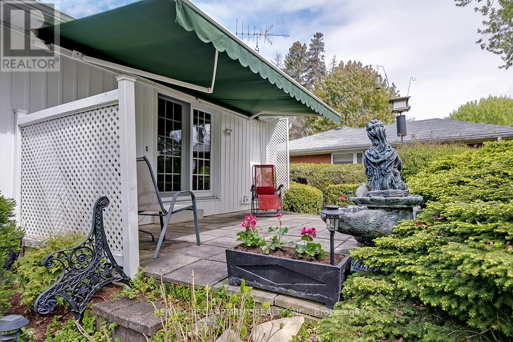 327 Strathcona Drive, Burlington, Ontario  L7L 2E2 - Photo 36 - W12150145