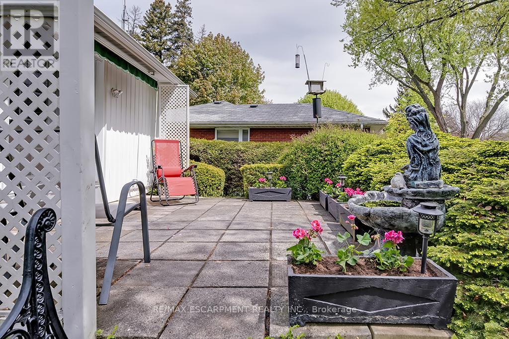 327 Strathcona Drive, Burlington, Ontario  L7L 2E2 - Photo 38 - W12150145