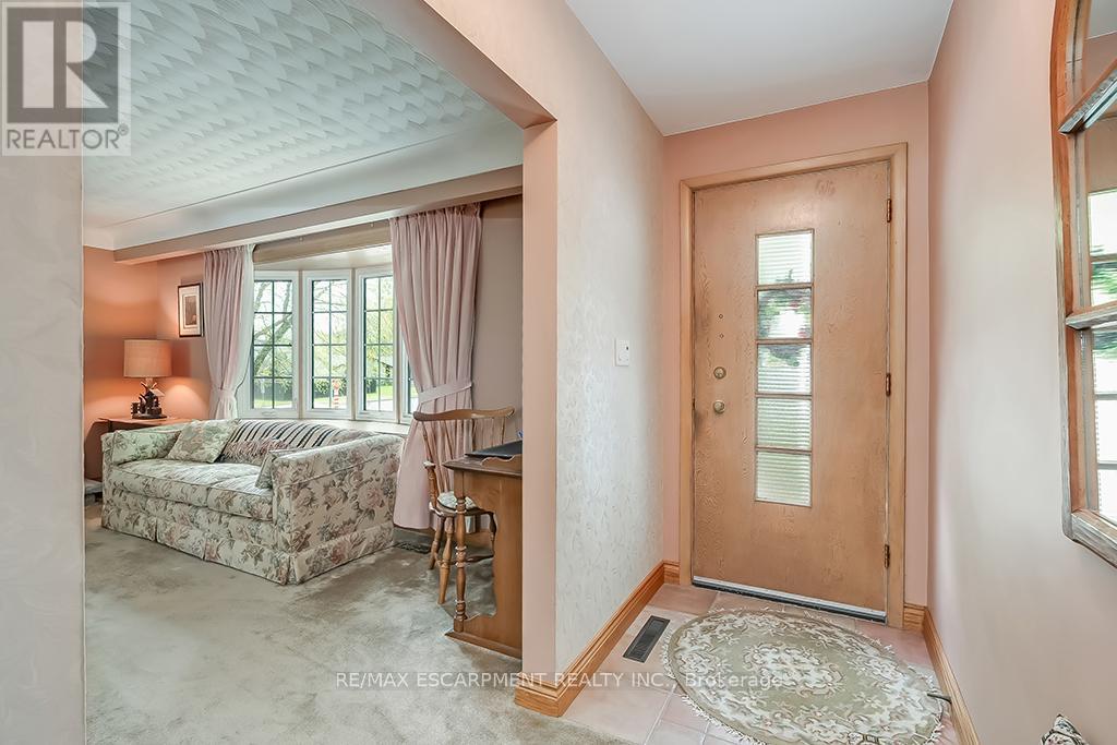 327 Strathcona Drive, Burlington, Ontario  L7L 2E2 - Photo 4 - W12150145