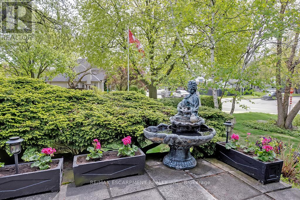 327 Strathcona Drive, Burlington, Ontario  L7L 2E2 - Photo 40 - W12150145