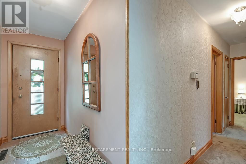 327 Strathcona Drive, Burlington, Ontario  L7L 2E2 - Photo 5 - W12150145