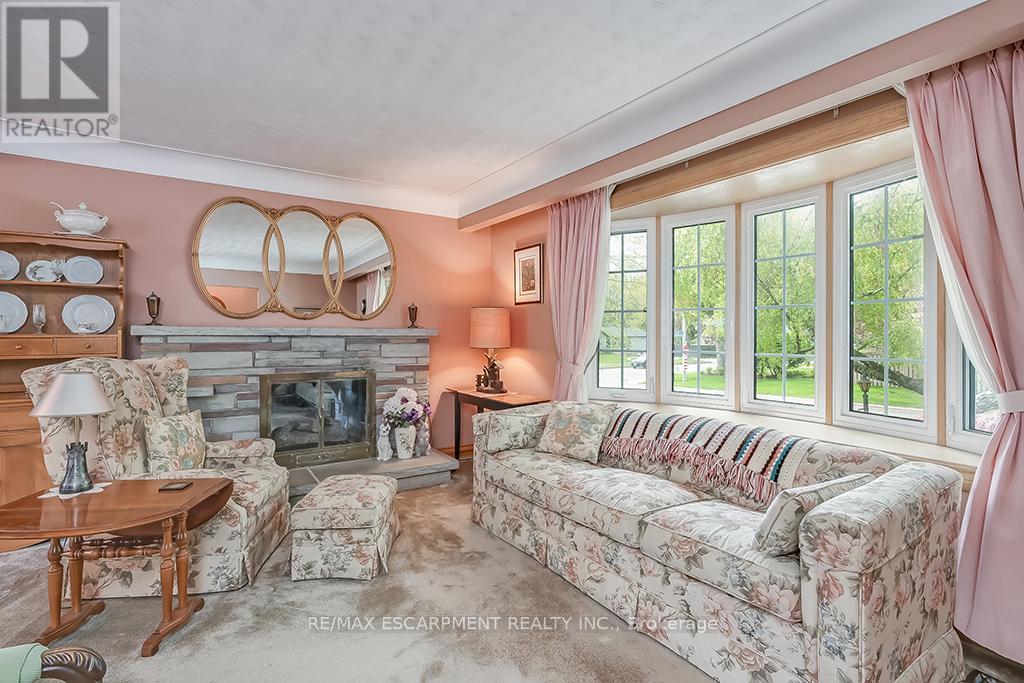 327 Strathcona Drive, Burlington, Ontario  L7L 2E2 - Photo 7 - W12150145