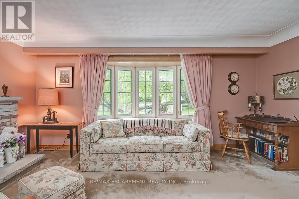 327 Strathcona Drive, Burlington, Ontario  L7L 2E2 - Photo 8 - W12150145
