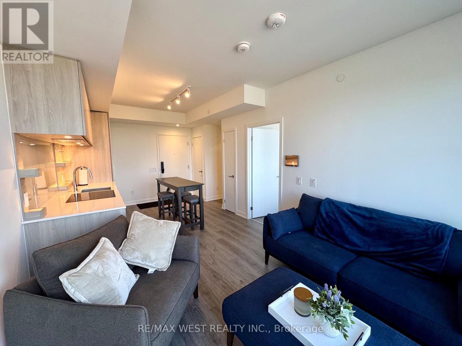 1204 - 28 Ann Street, Mississauga, Ontario  L5G 0E1 - Photo 4 - W12150147