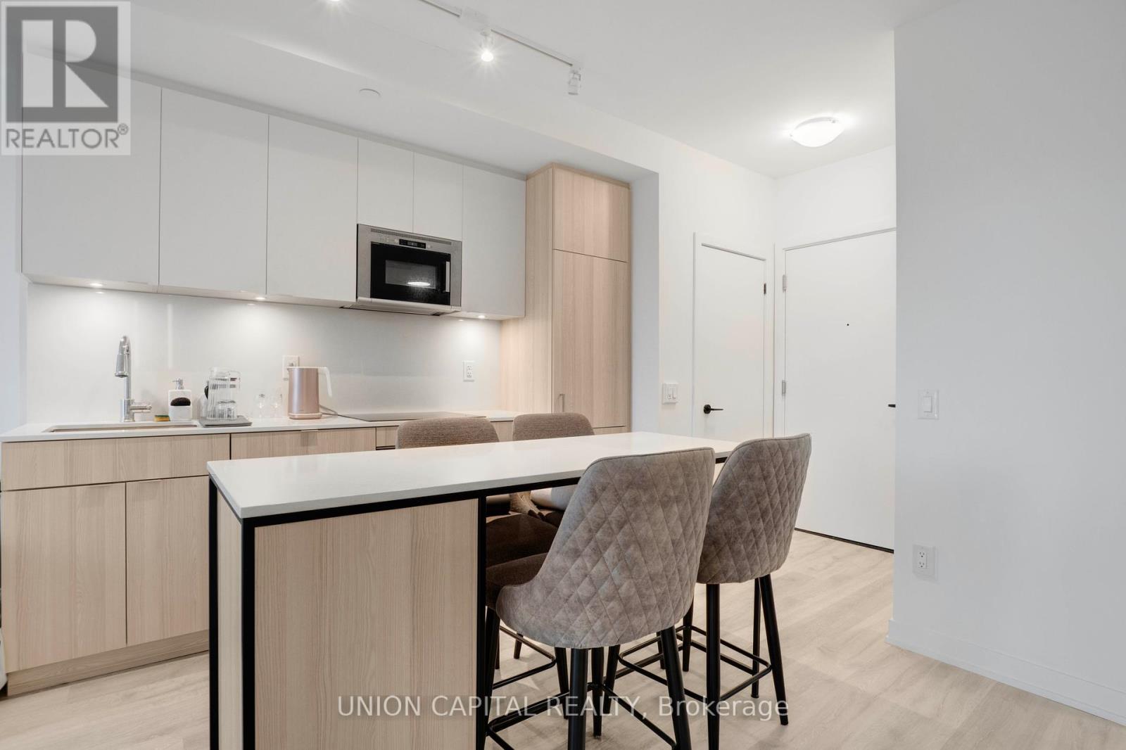 530 - 215 Lakeshore Road W, Mississauga, Ontario  L5H 0A9 - Photo 8 - W12150225