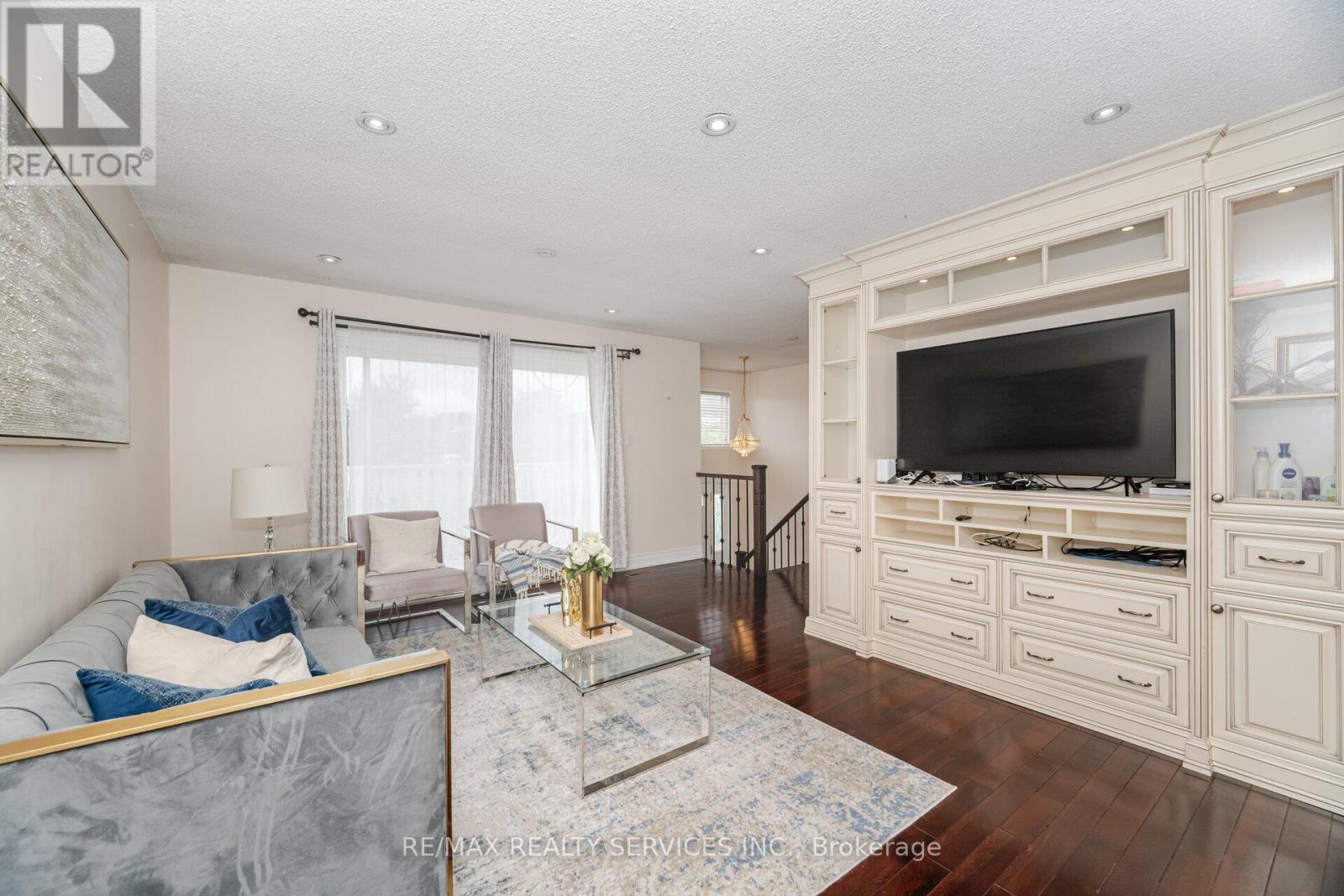30 Panda Lane, Brampton, Ontario  L6S 5B7 - Photo 6 - W12150232