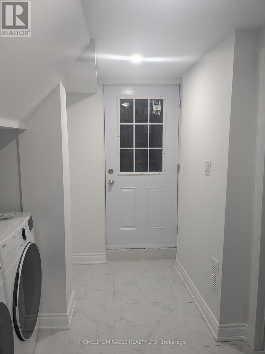 103 Hullrick Drive, Toronto (Rexdale-Kipling), Ontario  M9W 6W4 - Photo 11 - W12150240