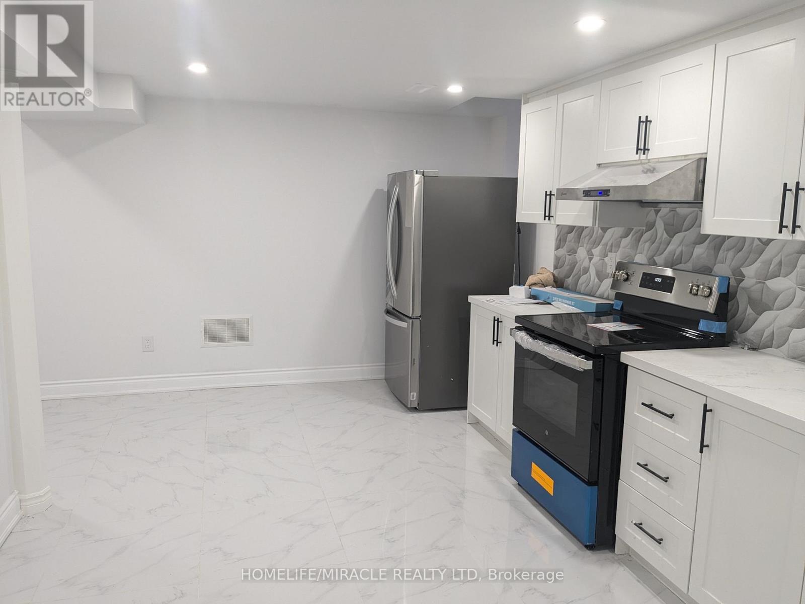 103 Hullrick Drive, Toronto (Rexdale-Kipling), Ontario  M9W 6W4 - Photo 2 - W12150240