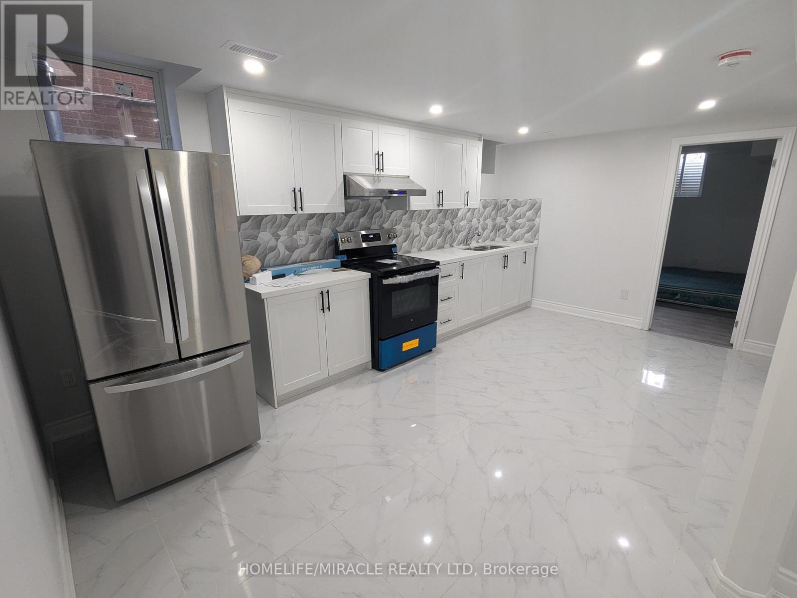 103 Hullrick Drive, Toronto (Rexdale-Kipling), Ontario  M9W 6W4 - Photo 4 - W12150240