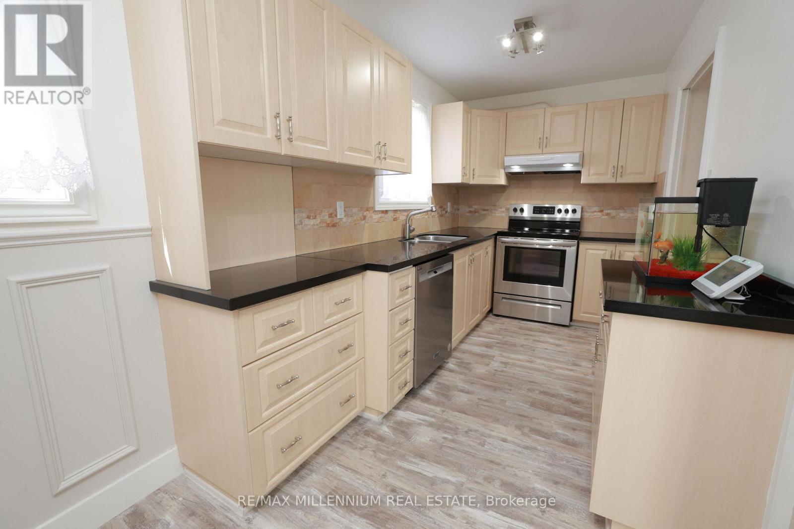 10 Manderley Place, Brampton (Central Park), Ontario  L6S 2S6 - Photo 10 - W12150292