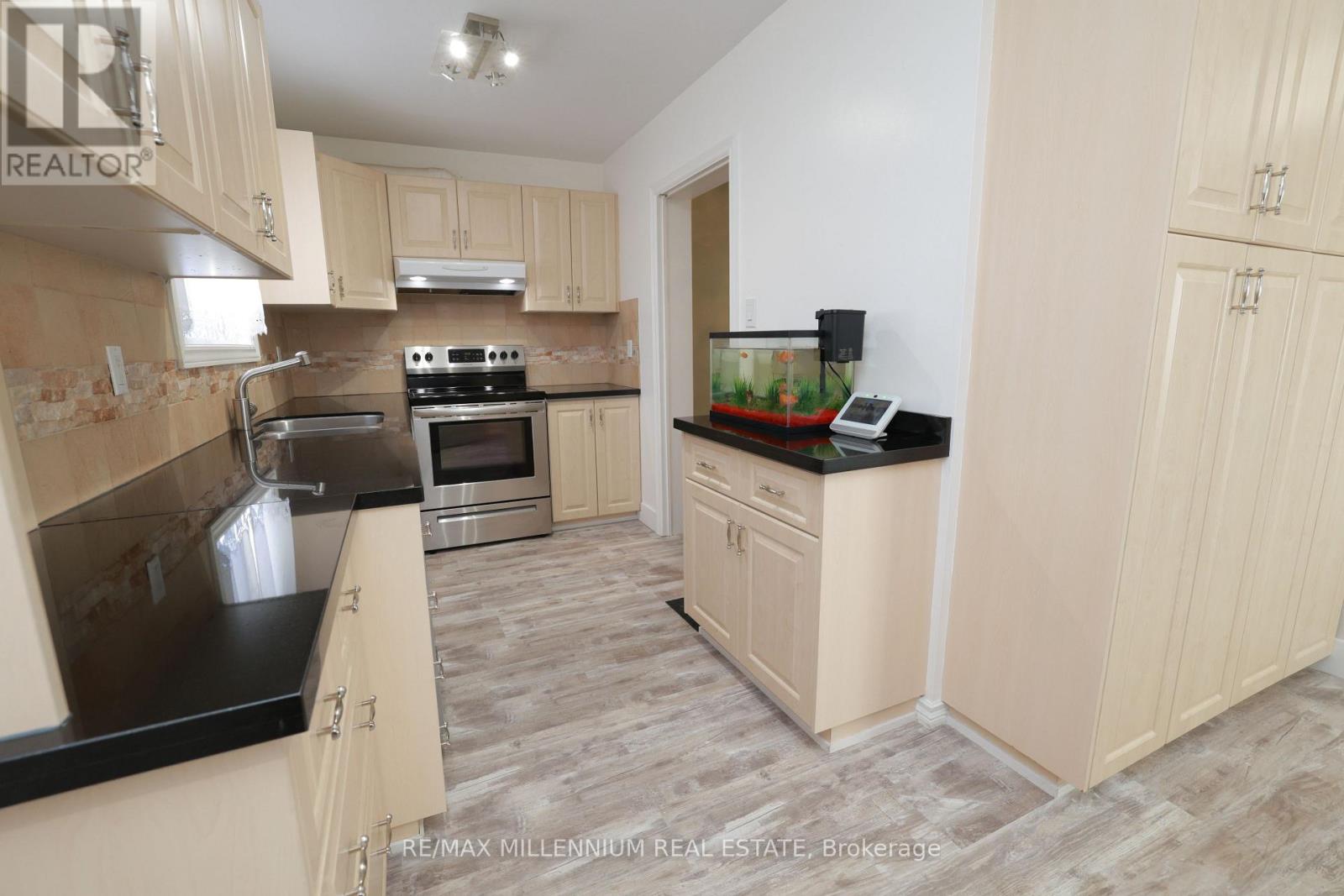 10 Manderley Place, Brampton (Central Park), Ontario  L6S 2S6 - Photo 11 - W12150292