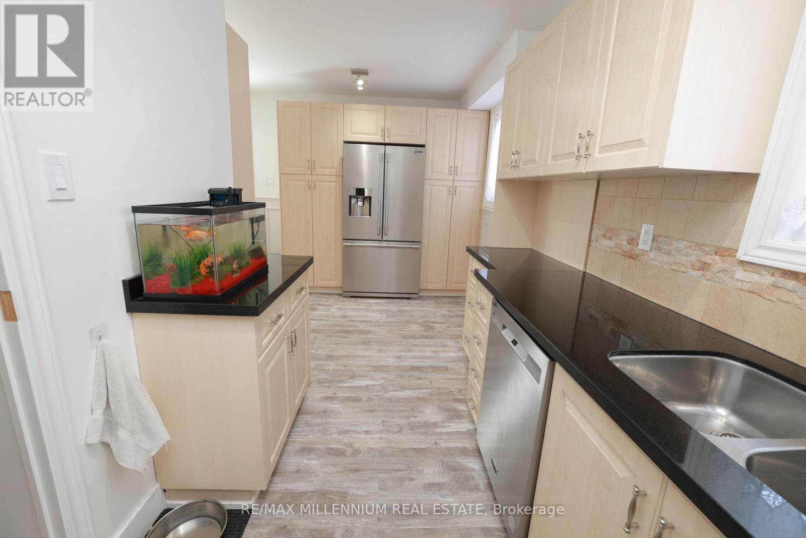 10 Manderley Place, Brampton (Central Park), Ontario  L6S 2S6 - Photo 12 - W12150292