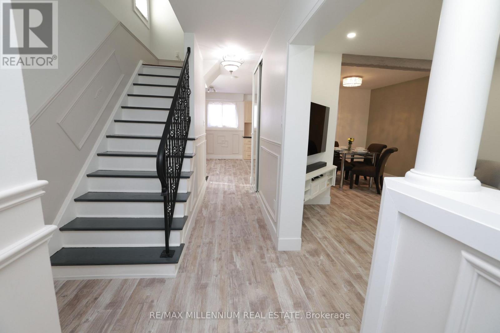 10 Manderley Place, Brampton (Central Park), Ontario  L6S 2S6 - Photo 4 - W12150292