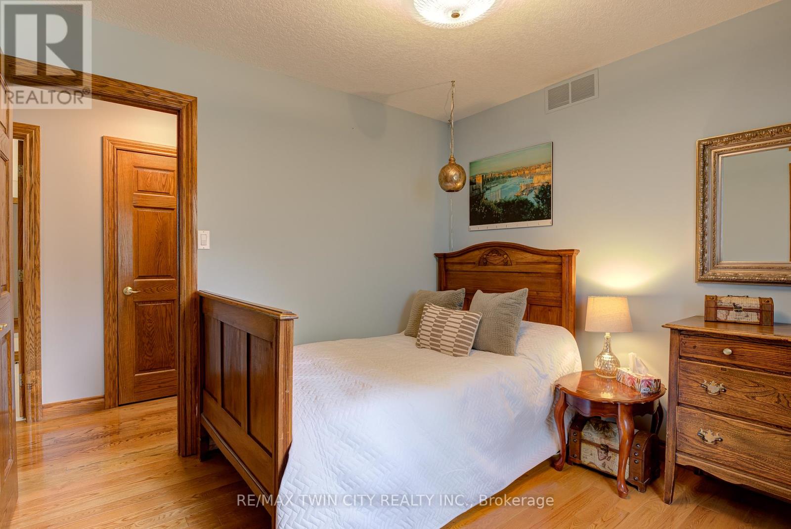 247 Montclair Place, Waterloo, Ontario  N2J 3L7 - Photo 27 - X12149987