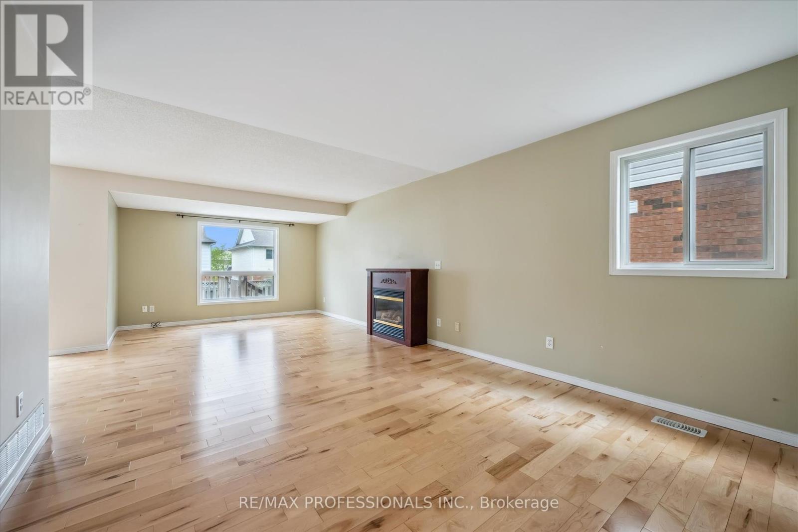 165 Silurian Drive, Guelph, Ontario  N1E 7E6 - Photo 6 - X12150265