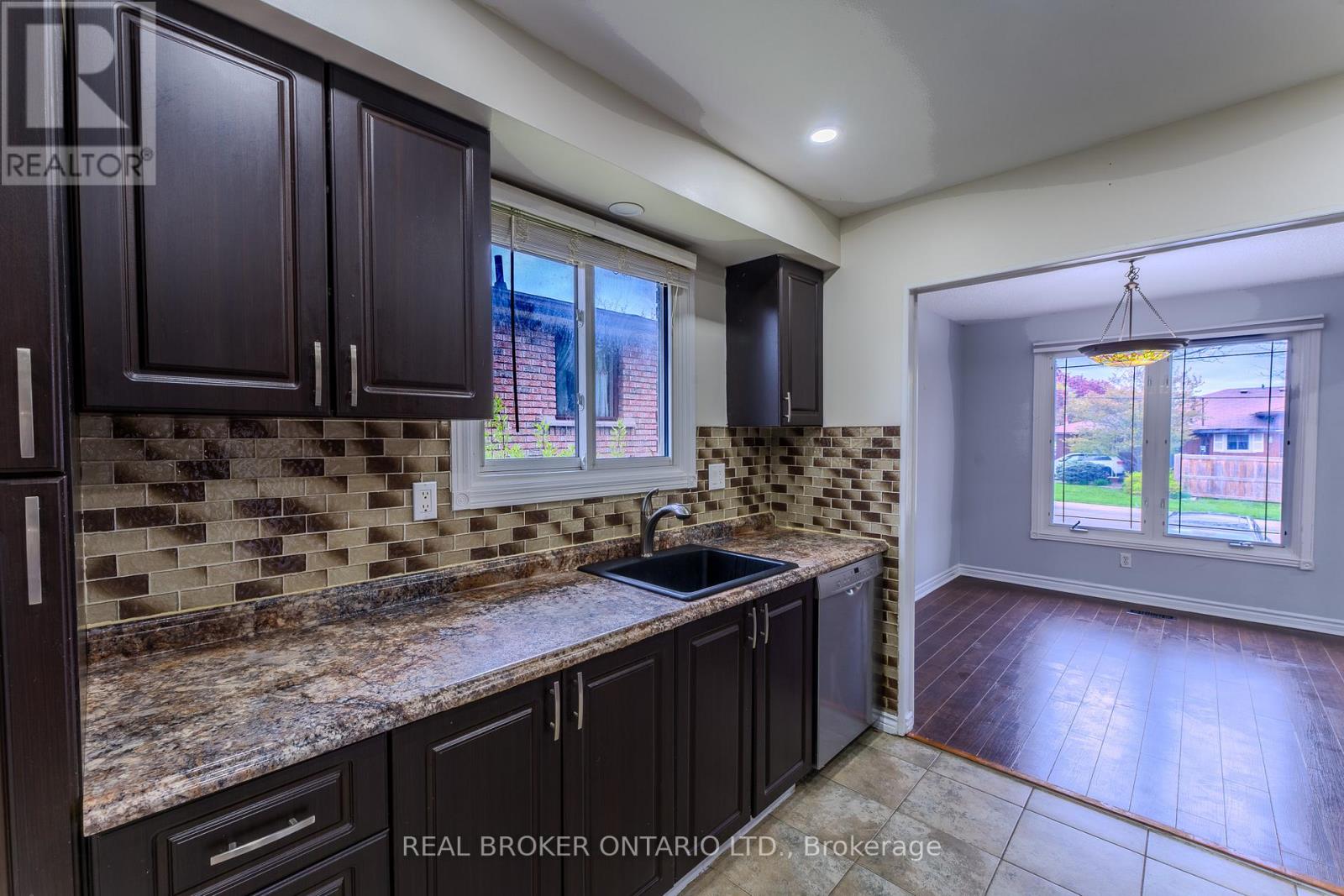 Property at 17 TAYMALL STREET image 4