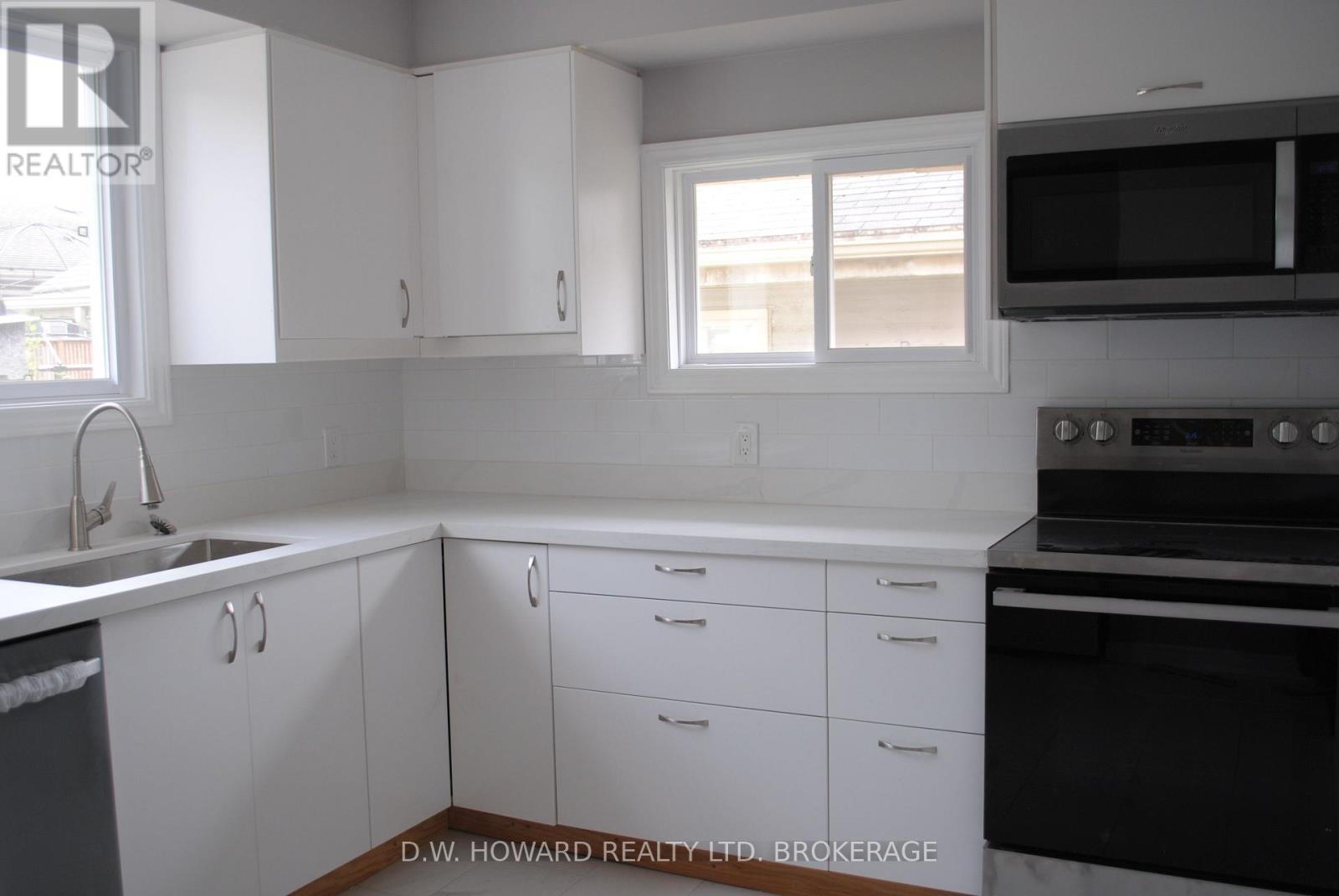 330 Elmwood Avenue, Fort Erie (Crystal Beach), Ontario  L0S 1B0 - Photo 3 - X12150481