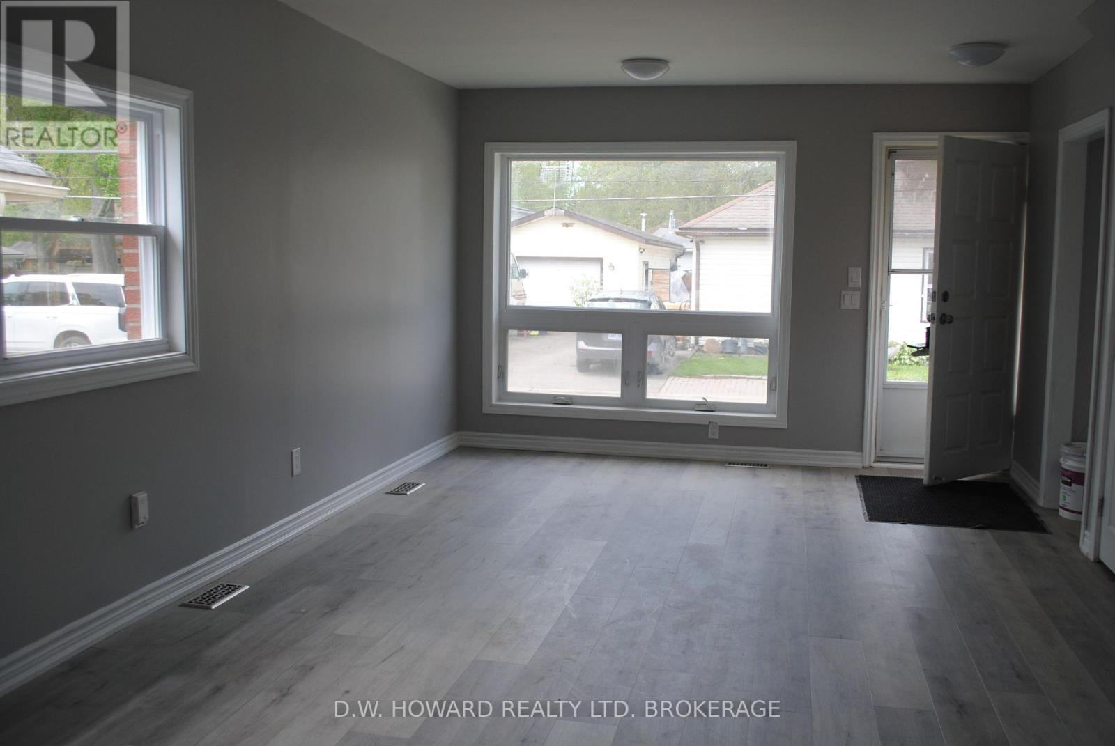 330 Elmwood Avenue, Fort Erie (Crystal Beach), Ontario  L0S 1B0 - Photo 9 - X12150481