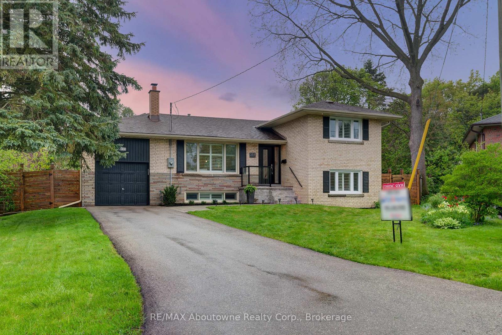 255 Wales Crescent, Oakville, Ontario  L6L 3X8 - Photo 1 - W12150327