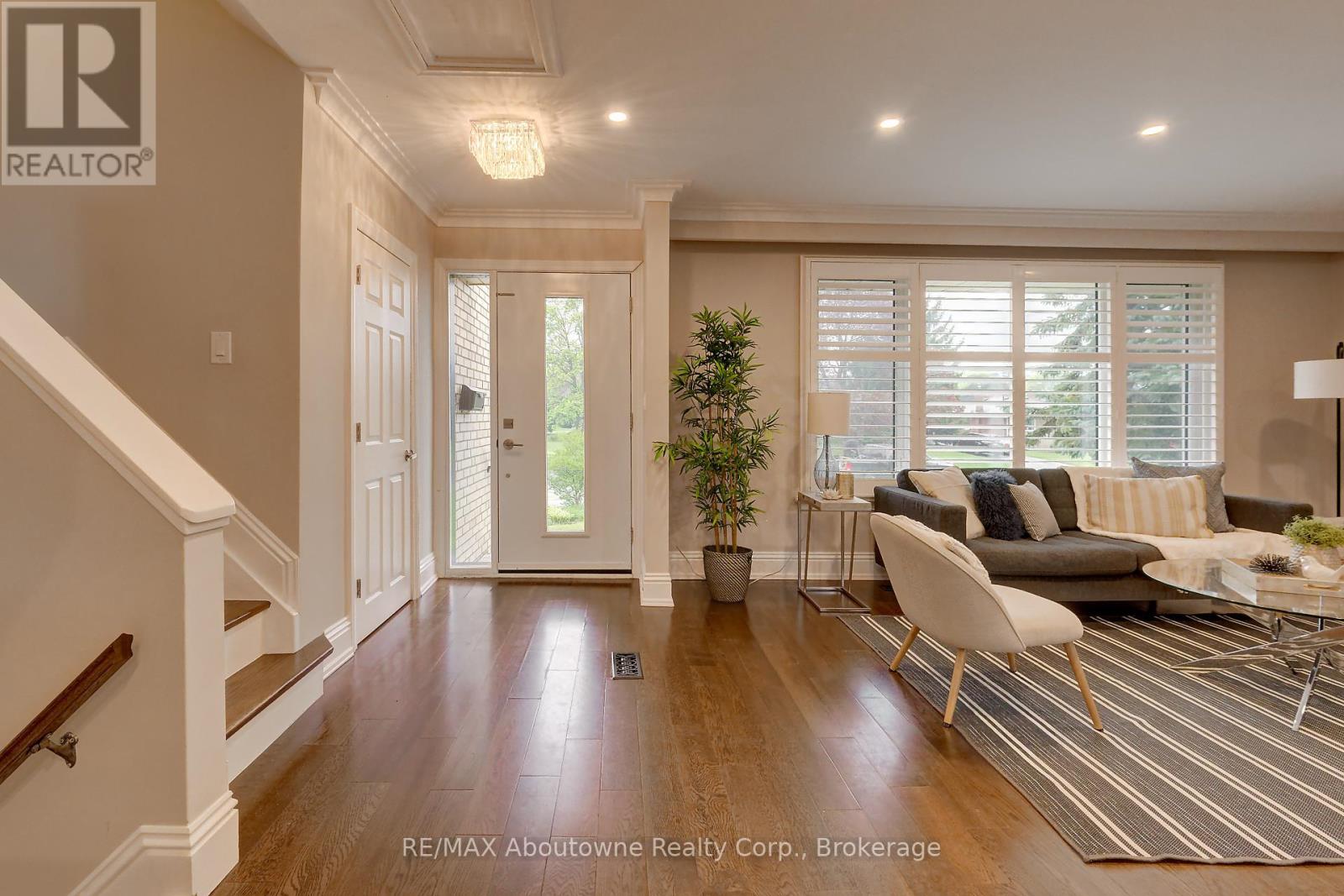 255 Wales Crescent, Oakville, Ontario  L6L 3X8 - Photo 11 - W12150327
