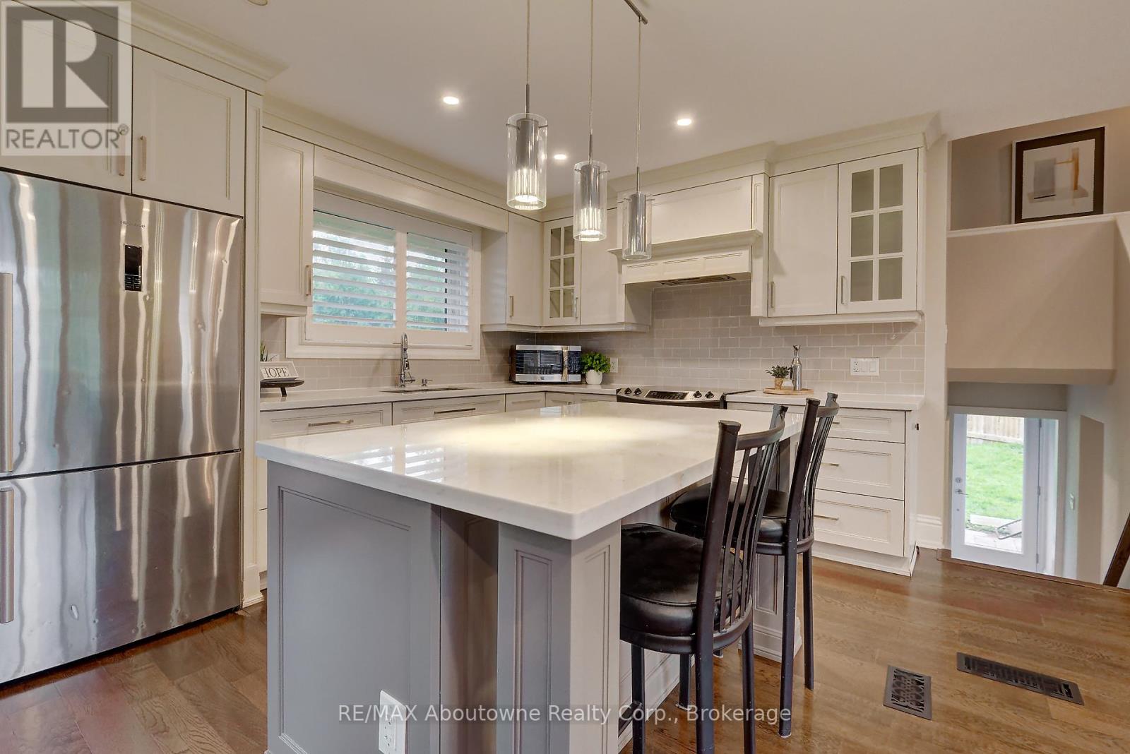255 Wales Crescent, Oakville, Ontario  L6L 3X8 - Photo 14 - W12150327