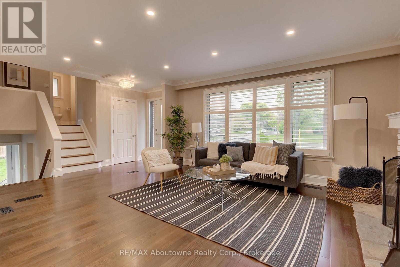 255 Wales Crescent, Oakville, Ontario  L6L 3X8 - Photo 19 - W12150327