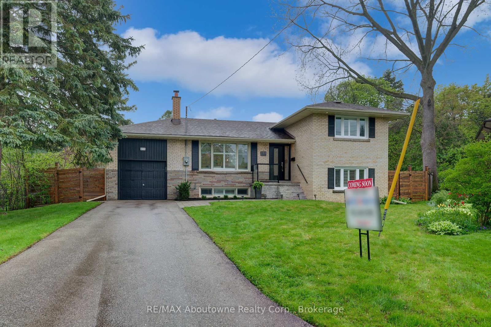 255 Wales Crescent, Oakville, Ontario  L6L 3X8 - Photo 2 - W12150327